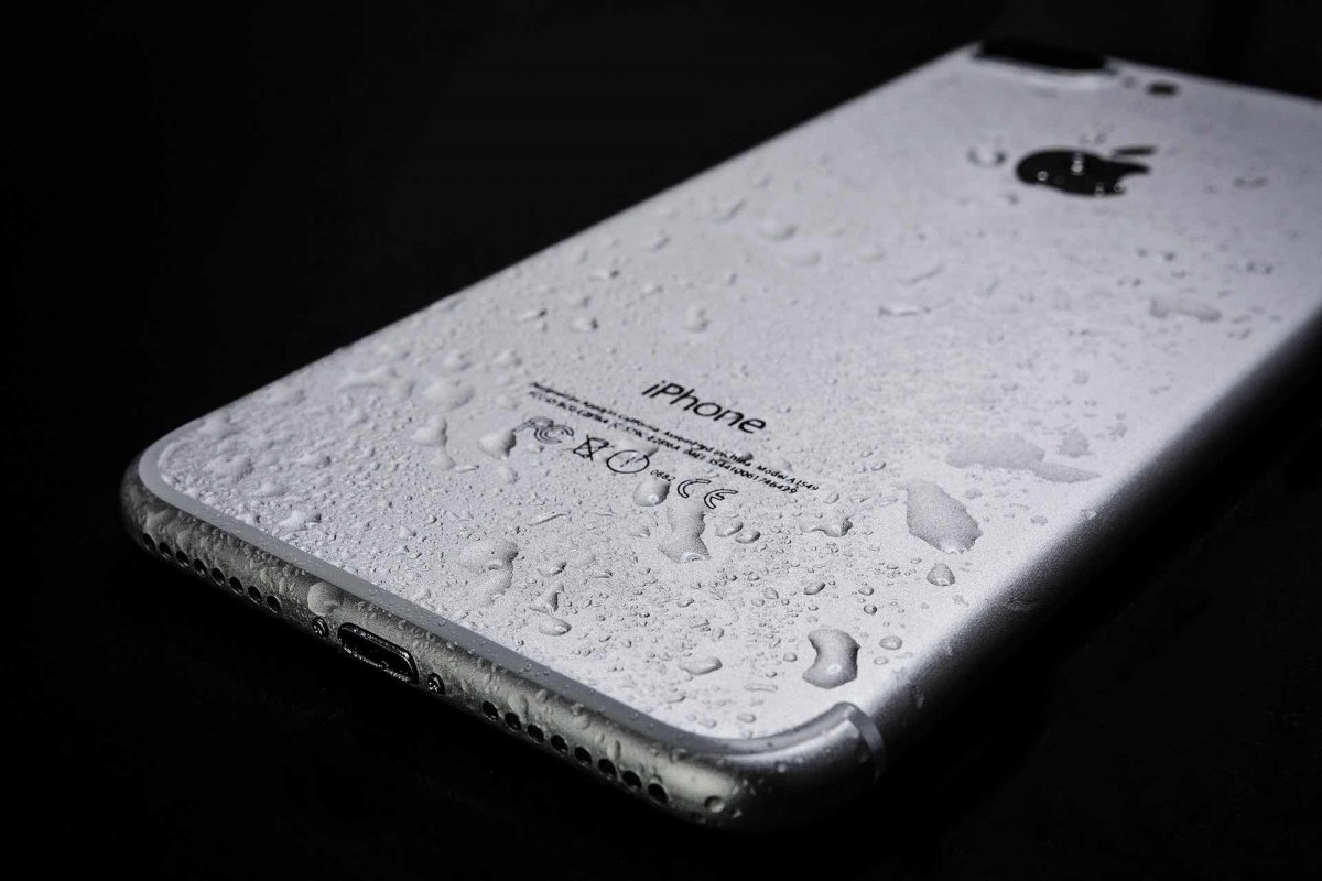 iPhone 7 covered in water