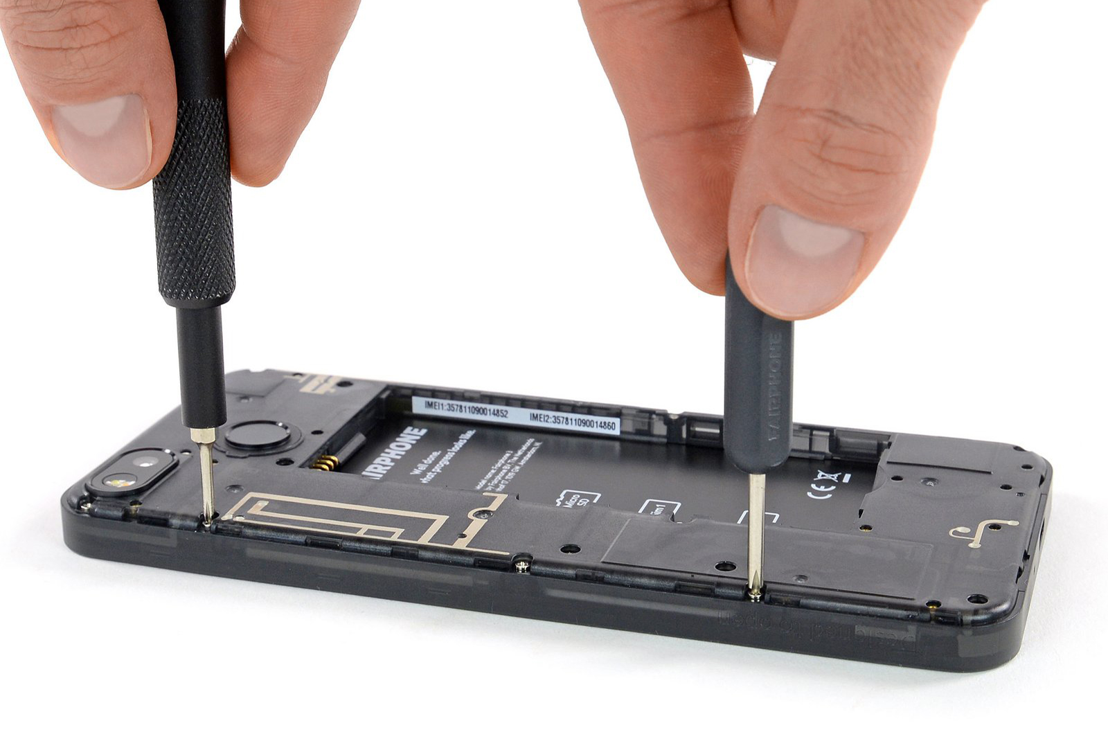 The Fairphone 3 display is tightened with screws only.