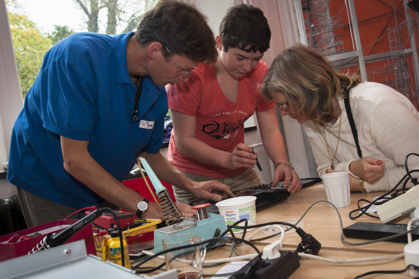 Menschen reparieren etwas in einem Repair Café