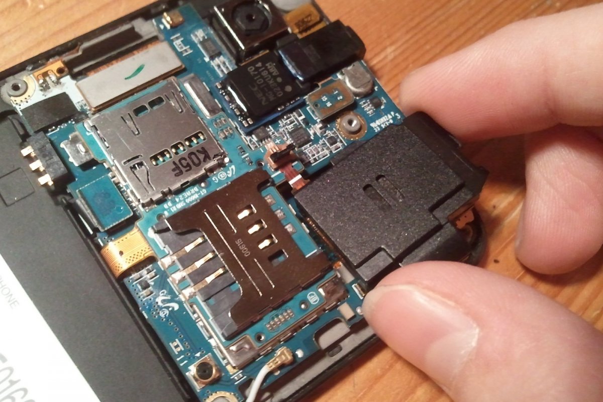 Samsung Galaxy S, partly open in teardown