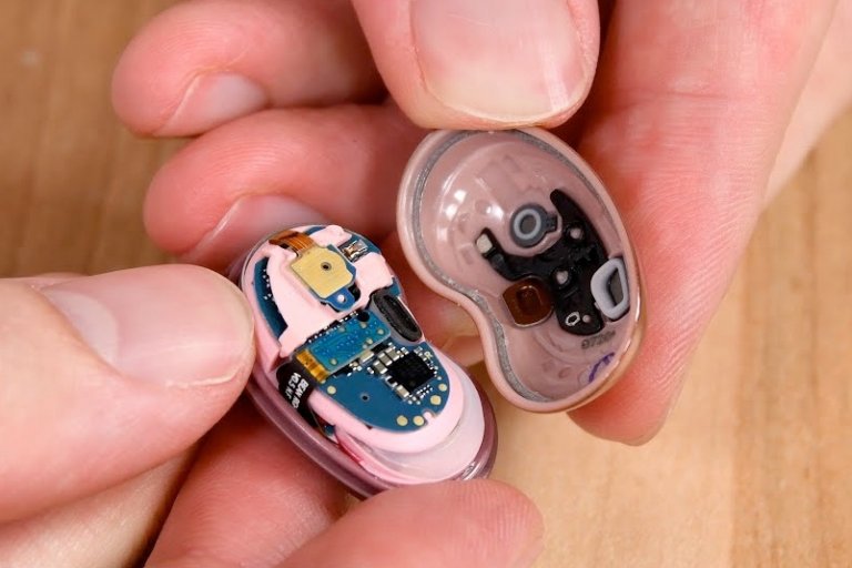 Galaxy Buds, which are actually Galaxy Beans, in disassembly