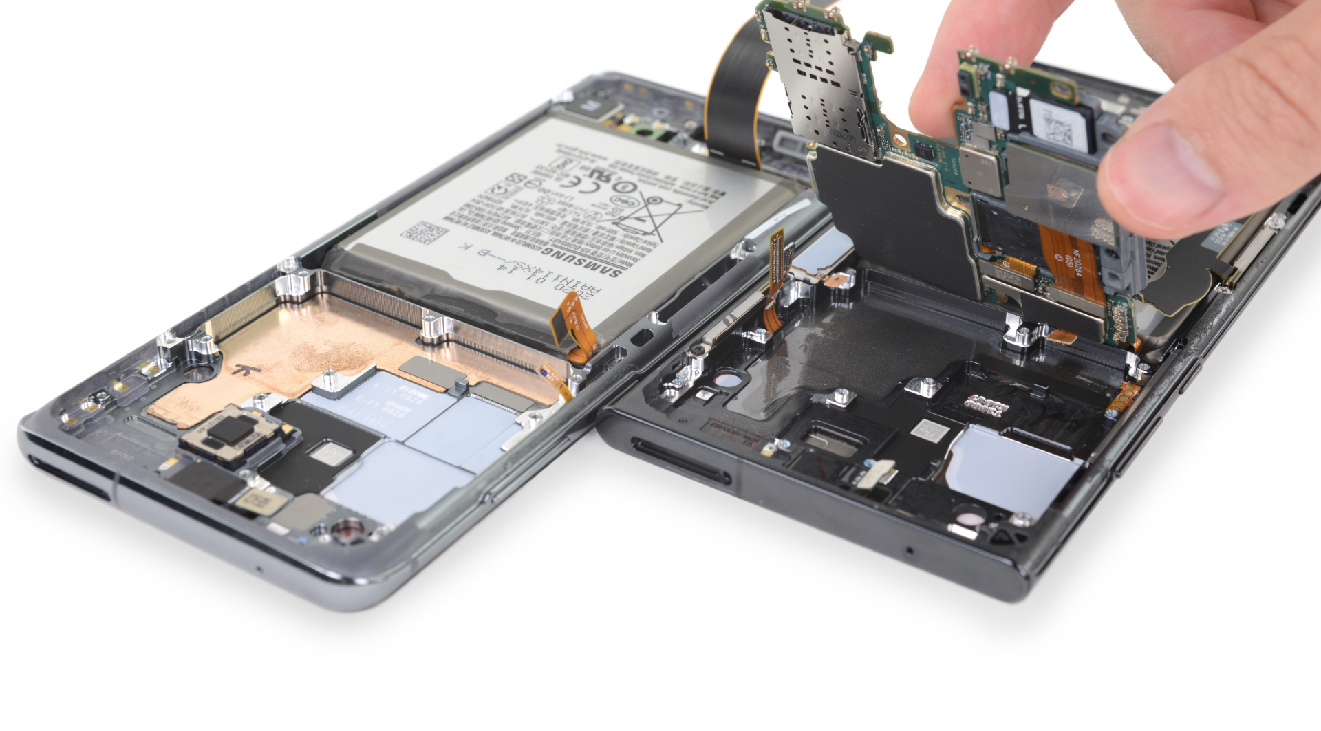 Extraction de la carte mère d'un Galaxy Note 20, avec des pads de refroidissement en graphène.