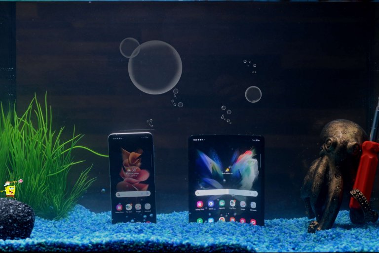 Galaxy Flip3 & Fold3 teardown thumbnail (phones in aquarium)