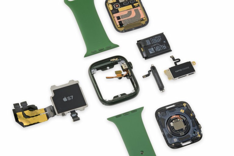 Apple Watch S7, laid out