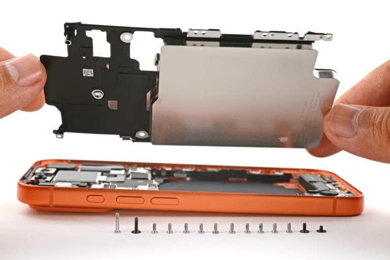 Looking at the iPhone 17 Pro battery tray