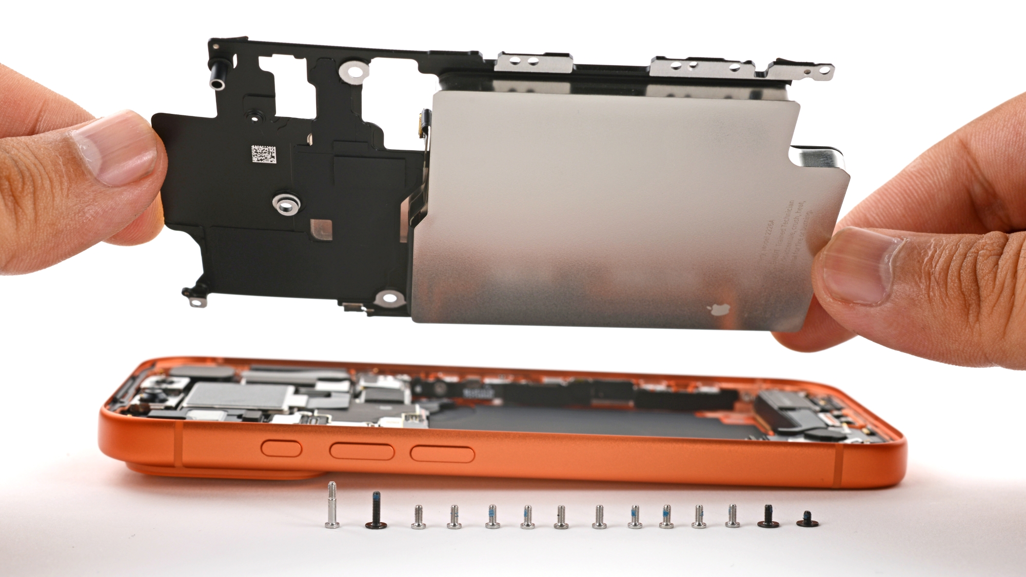 Lifting off the battery of the iPhone 17 Pro