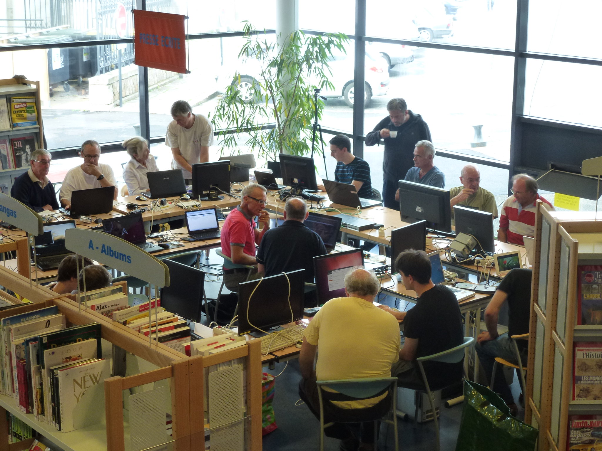 A Linux install party at a library in France